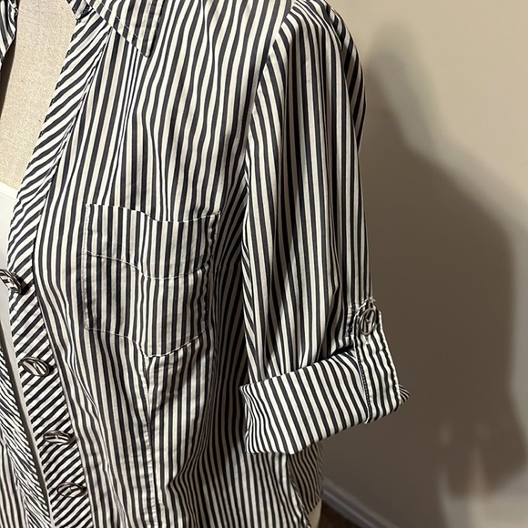 Liz & Co  blue stripe blouse, sz medium - Picture 6 of 10
